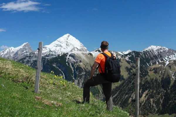 Férfi Alpesi Túra — Stock Fotó