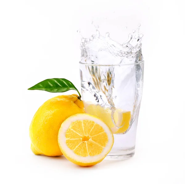 Limón Con Agua Salpicada Sobre Fondo Blanco —  Fotos de Stock