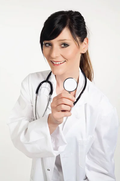 Mujer Doctora Joven Con Estetoscopio —  Fotos de Stock