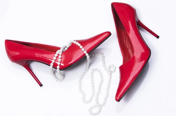 Red Stiletto Pearl Necklace — Stock Photo, Image
