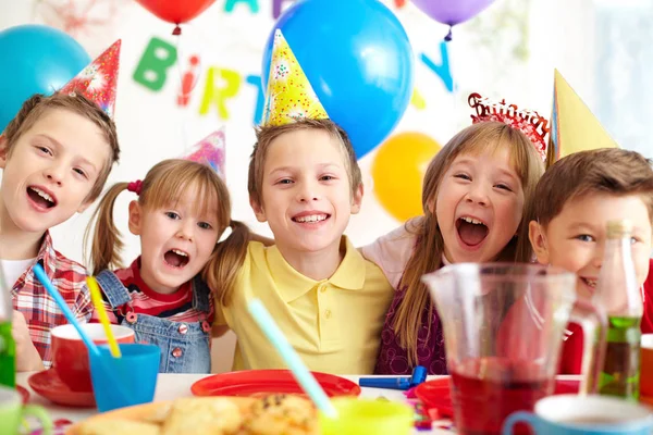 Grupo Crianças Adoráveis Divertindo Festa Aniversário — Fotografia de Stock