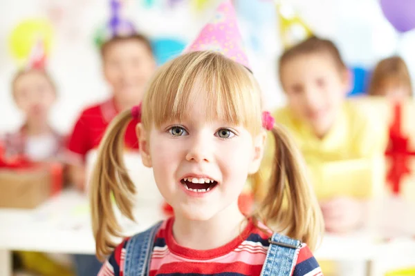 Cute Chica Tapa Cumpleaños Mirando Cámara Fiesta Con Sus Amigos — Foto de Stock