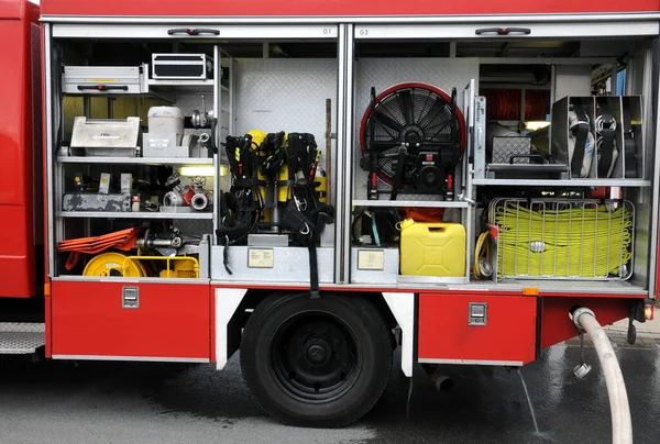 大型发动机前面的消防车 — 图库照片