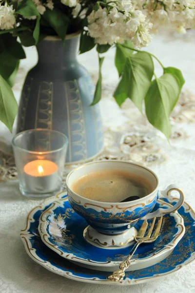 Tasse Kaffee Und Blumen Auf Dem Tisch — Stockfoto