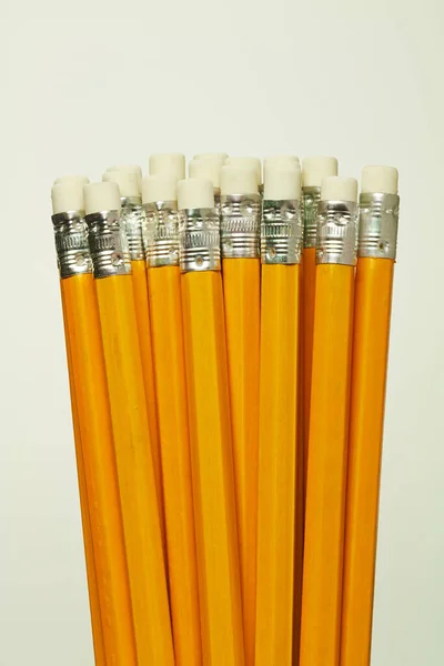 Nouveaux Crayons Jaunes Devant Fond Clair — Photo