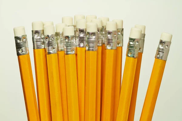 明るい背景の前にある18個の新しい黄色の鉛筆 — ストック写真