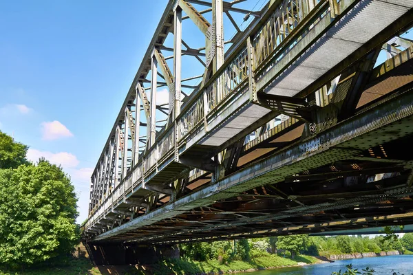 Alte Eisenbahnbrücke Mit Tragwerk Und Unterer Nebenstraße — Stockfoto
