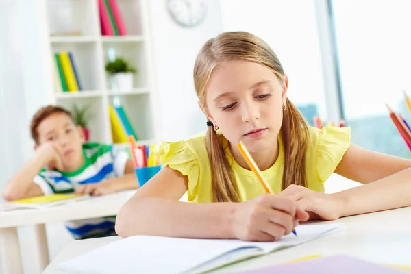 Retrato Chica Encantadora Dibujo Lugar Trabajo Con Compañero Escuela Fondo Fotos de stock