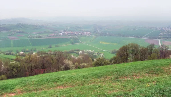 Scenario Nebbioso Primavera Visto Una Collina Chiamata Einkorn Vicino Alla — Foto Stock