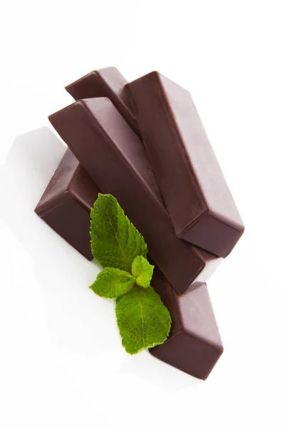 Вкусный Шоколадный Батончик Свежими Листьями Мяты Белом Фоне Вкусные Шоколадные — стоковое фото