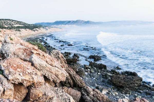 Pohled Podél Malebné Skalnaté Přílivové Pobřeží Oceán Lámání Vln Vzdálenou — Stock fotografie