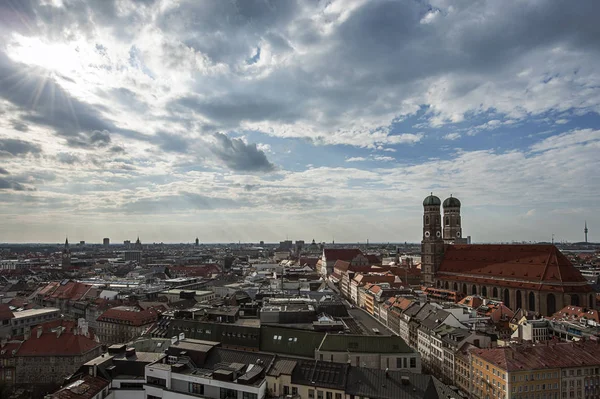 Vista Aérea Frauenkirche Munchen Contra Cielo Dramático —  Fotos de Stock