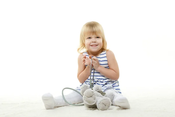 Mała Mądra Dziewczyna Bawiąca Się Doktora Białym Tle — Zdjęcie stockowe