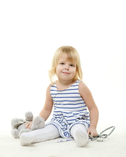 Das Kleine Schlaue Mädchen Das Den Arzt Auf Weißem Hintergrund — Stockfoto