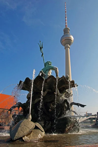 ネプトゥンブルネン フェルンスハイムベルリンドイツ ネプトゥン フォンタイン テレビ塔ベルリンドイツ — ストック写真