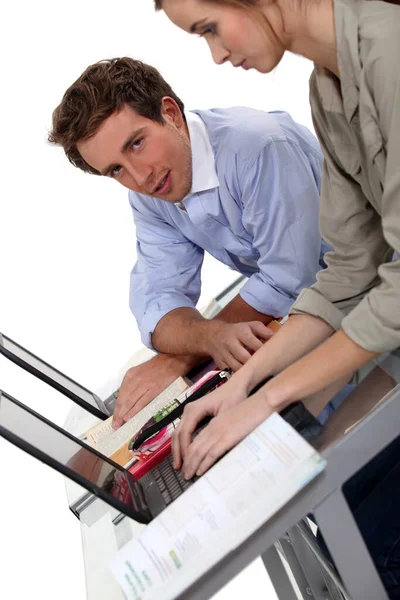 Colegas Sexo Masculino Feminino Que Trabalham Laptop — Fotografia de Stock