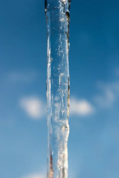 Ein Buz Sarkıtları Mavi Gökyüzüne Karşı Sığ Alan Derinliği Ile — Stok fotoğraf