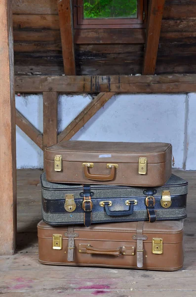 Régi Bőrönd Kis Bőröndökkel Barna Alapon — Stock Fotó
