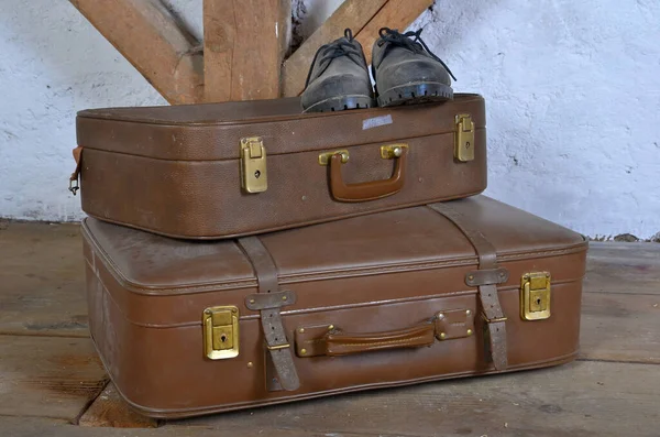 Alter Koffer Mit Ledertasche Auf Holzgrund — Stockfoto