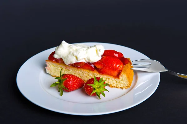 Gâteau Aux Fraises Avec Crème Fouetter — Photo