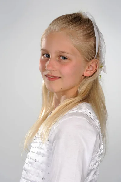Meisje Wit Jurk Plechtig — Stockfoto