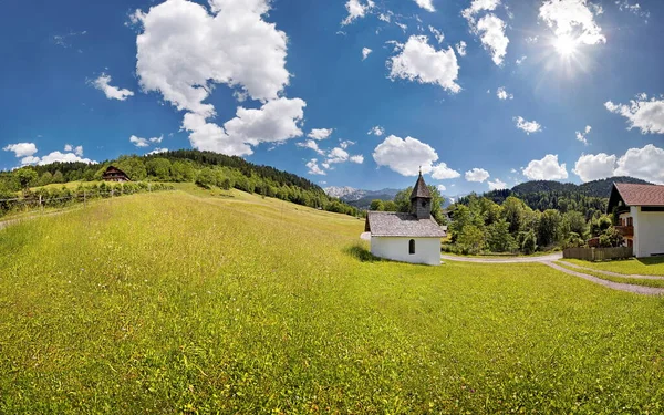 Cappella Graseck Con Escursionisti Cielo Bianco Blu Graseck Garmisch Partenkirchen — Foto Stock