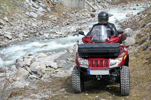 Mit Dem Quad Bach Den Bergen — Stockfoto