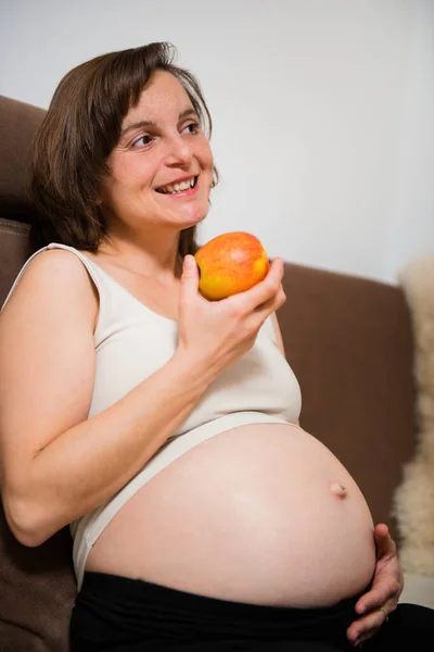 Portret Styl Życia Uśmiechający Się Jabłko Jedzenie Kobieta Ciąży Domu — Zdjęcie stockowe