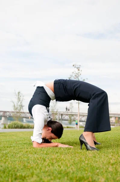 Flexibilidad Mujer Negocios Aire Libre — Foto de Stock