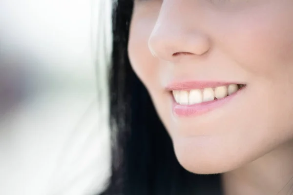 Gesichtsdetail Lächelnder Mund Mit Sichtbaren Zähnen — Stockfoto