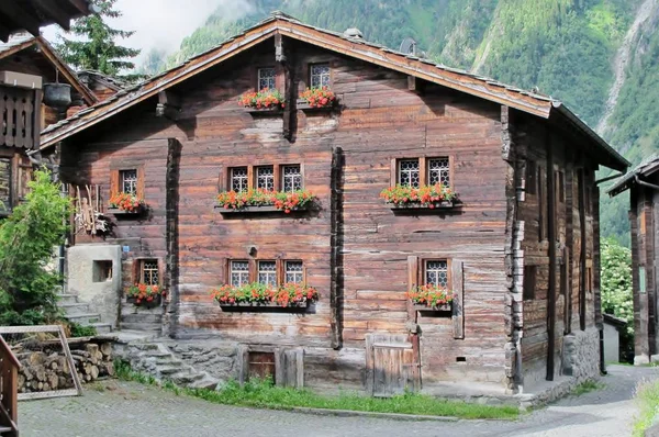 Παραδοσιακό Κτίριο Κατοικιών Στο Valais — Φωτογραφία Αρχείου