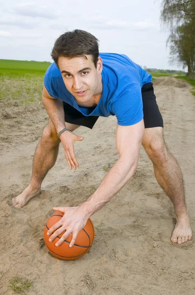 Фронтальный Широкоугольный Снимок Молодого Человека Синей Футболке Короткие Черные Спортивные — стоковое фото
