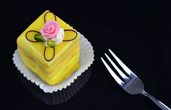 Kuchen Mit Rose Und Blume Auf Schwarzem Hintergrund — Stockfoto