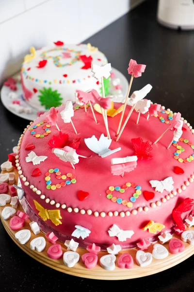Pyszne Kolorowe Różowe Białe Marzipan Ciasta Imprezę Urodzinową Kredens Kuchenny — Zdjęcie stockowe