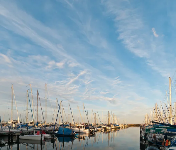 Marina Porto Especialmente Concebido Com Amarras Para Embarcações Prazer Pequenos — Fotografia de Stock