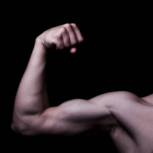 Męskie Bicepsy Czarnym Tle — Zdjęcie stockowe