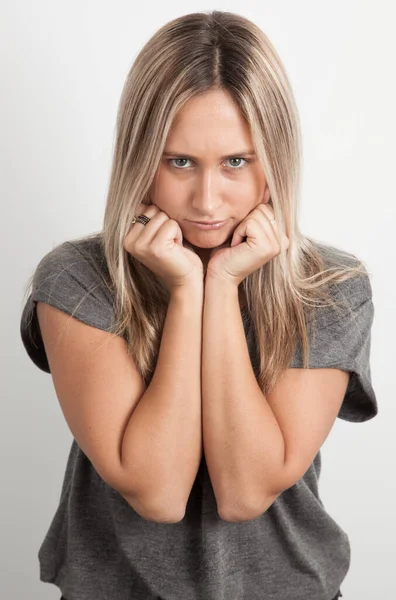 Joven Rubia Caucásica Haciendo Sade Face — Foto de Stock