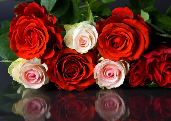 Czerwone Róże Drewnianym Stole — Zdjęcie stockowe