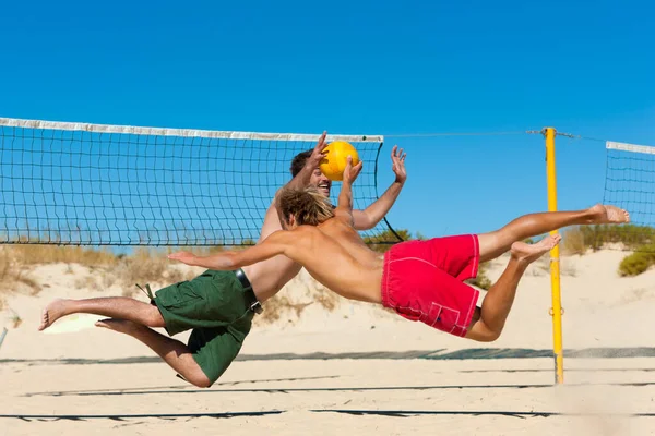 玩沙滩排球的朋友 — 图库照片