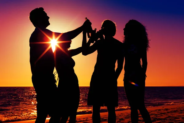 人々は飲み物を持ってビーチでパーティーをし — ストック写真