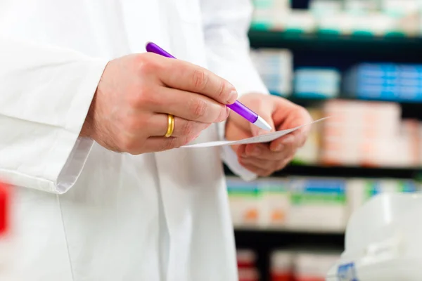 Farmacista Farmacia Con Prescrizione Medica — Foto Stock