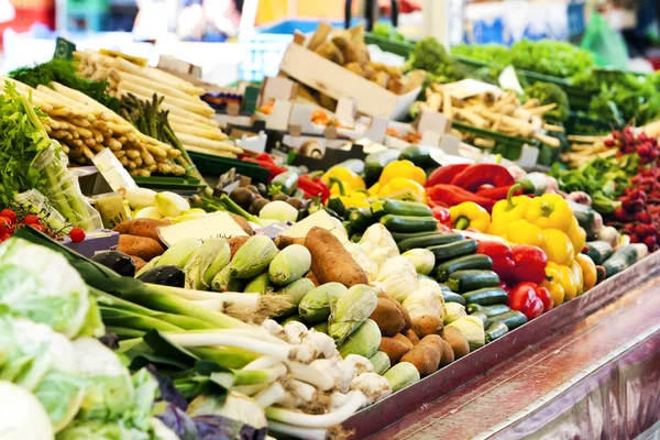 市场摊位上成堆的蔬菜 — 图库照片