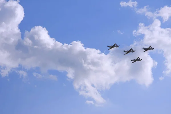曇り空を飛ぶ航空機戦隊 — ストック写真