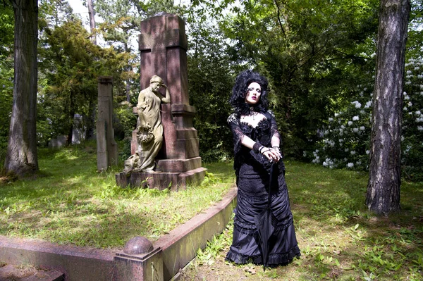 Modelo Pose Atropa Bella Donna Cemitério Sul Leipzig — Fotografia de Stock