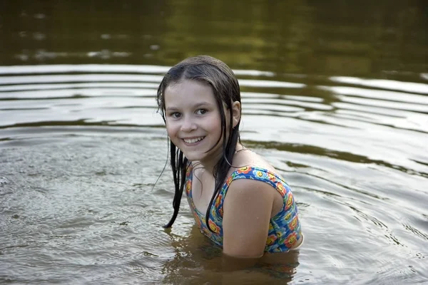 Menina Com Cabelo Molhado Senta Cinto Água Sorri — Fotografia de Stock