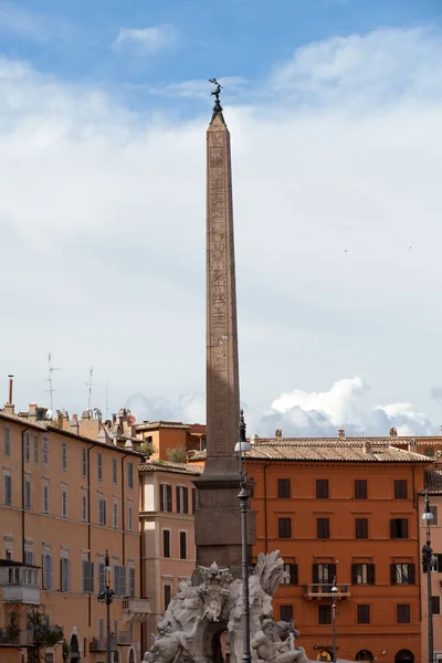 イタリア ローマのナヴォーナ広場の真ん中にあるエジプトのオベリスク — ストック写真