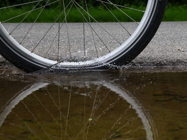 Fahrrad Pfützen Spiegel — Stockfoto