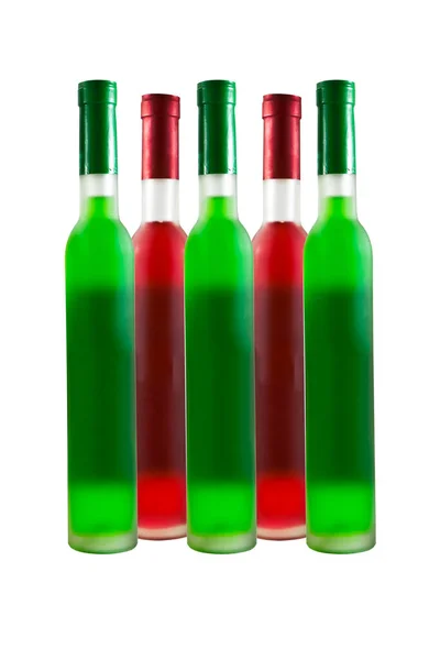 白で隔離された緑と赤のワインボトル — ストック写真