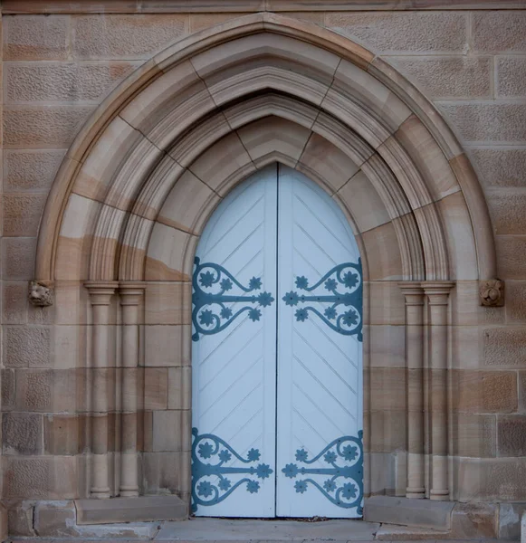 Белые Деревянные Входные Двери Церковь Песчаника — стоковое фото