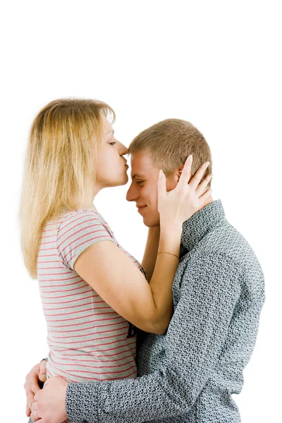 Ragazza Baciare Uomo Una Fronte Uno Sfondo Bianco Isolato — Foto Stock